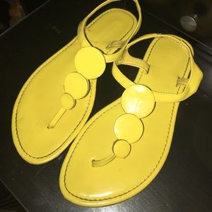 LIKE NEW! ✨ Comfortable yellow sandals